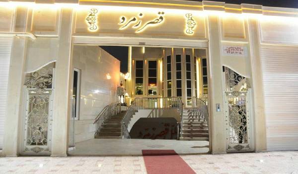 تالار قصر زمرد یکی از مجلل ترین تالارها در مشهد